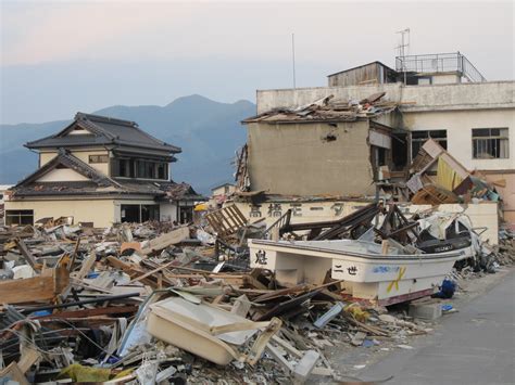 De 2011 Tohoku Aardbeving en Tsunami: Een Analyse van de Impact van een Natuurramp op een Modern Japan