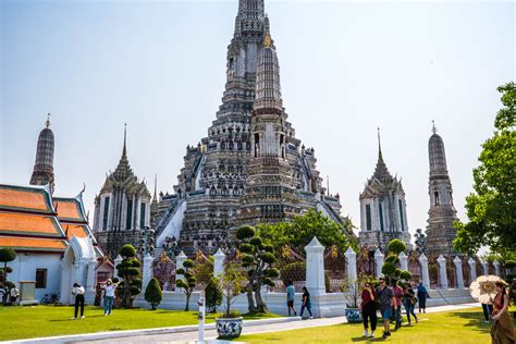 “Wat Arun Ratchawararam Ratchawaramahawihan: Ontsnapping aan het Gebondene en een Ode aan de Vergankelijkheid”